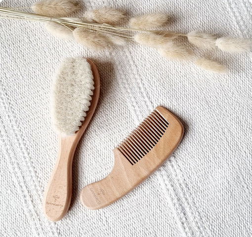 Maak kennis met de zachte houten baby haarset! Ontworpen met de grootste zorg voor je kleintje, biedt onze zachte houten haarborstel en kam een veilige en comfortabele verzorgingservaring. Deze  houten haarset  voor baby's is gemaakt van hoogwaardig massief hout en is de perfecte aanvulling op de verzorgingsroutine van je baby. Wat onze borstel- en kamset zo bijzonder maakt, is de zachte aanraking. De zachte haren van de borstel zijn speciaal ontworpen om het gevoelige haar van je baby zachtjes te ontwarren zonder ongemak te veroorzaken. Zeg maar dag tegen dat getrek en hallo tegen een meer rustgevende en plezierige verzorgingservaring voor je pasgeboren baby. Het houten handvat van de borstel en kam biedt een comfortabele grip, zodat je het haar van je kleintje voorzichtig kunt verzorgen. Het natuurlijke materiaal van de borstelharen en tanden zorgt ervoor dat er geen scherpe randen of mogelijk schadelijke chemicaliën zijn, zodat de hoofdhuid en het haar van je baby veilig zijn. Deze set is niet alleen functioneel maar ook esthetisch. De neutrale tinten en gladde houten afwerking voegen een vleugje elegantie toe aan de verzorgingsroutine van je baby. Het is een perfect cadeau voor nieuwe ouders of voor je eigen kleine bundeltje vreugde. Kenmerken: Zachte borstelharen voor zacht ontwarren Houten handvat voor een comfortabele grip Natuurlijk materiaal om de hoofdhuid en het haar van je baby te beschermen Stijlvol en elegant ontwerp Zorg dat het haar van je pasgeborene er op zijn best uitziet met onze Zachte Houten Haarborstel en Kam Set. Verwen je kleintje met dit essentiële verzorgingsproduct dat comfort, veiligheid en stijl biedt. Bestel nu en geniet van de schoonheid van zachte verzorging! Onderhoudsinstructies: Om deze set te onderhouden, spoel je de kam af met warm water en milde babyshampoo.Voor de borstel, verwijder haren en vuil voorzichtig en veeg het schoon.