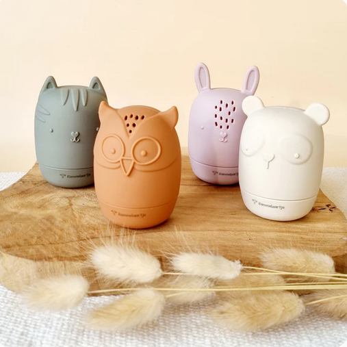 Maak kennis met onze kleurrijke badspeelgoed voor kinderen, de perfecte aanvulling om van badtijd een leuk en spannend avontuur voor je kleintjes te maken! Dit levendige en boeiende speelgoed spreekt tot hun verbeelding en maakt van badtijd een geliefd deel van hun dagelijkse routine. Dit badspeelgoed is ontworpen met de grootste zorg en aandacht voor detail en is gemaakt van hoogwaardige, niet-giftige materialen die veilig zijn voor kinderen van alle leeftijden. Ze zijn duurzaam en bestand tegen talloze uren spelen, zodat je kinderen er nog lang plezier van kunnen hebben. De set bevat vier leuke speeltjes die elk badmoment onmiddellijk zullen opvrolijken. Met hun watervriendelijke ontwerp drijven ze moeiteloos in het water en voegen ze een spannend element toe aan de badtijdroutine van je kind. Kijk hoe ze experimenteren met verschillende waterbewegingen, waardoor golven en spatten ontstaan die eindeloos plezier en gelach brengen. Dit badspeelgoed is niet alleen speels maar ook leerzaam. Als je kind ermee speelt, leert hij belangrijke begrippen zoals oorzaak en gevolg en de basisprincipes van natuurkunde. De tactiele ervaring van het vasthouden en manipuleren van het speelgoed bevordert hun zintuiglijke ontwikkeling. Het is ongelooflijk eenvoudig om ze schoon te maken. Spoel ze gewoon af en dep ze droog na elk gebruik om ze in perfecte staat te houden. Door hun compacte formaat kunnen ze gemakkelijk worden opgeborgen, waardoor ze een perfecte reisgenoot zijn voor vakanties of bezoekjes aan grootouders. Kenmerken: Duurzame en niet-giftige materialen Watervriendelijk ontwerp voor drijfplezier Heldere, levendige kleuren om de zintuigen te stimuleren Bevordert de hand oog coördinatie en zintuiglijke ontwikkeling Gemakkelijk schoon te maken en op te bergen Maak van badtijd een heerlijke ervaring voor je kind met onze kleurrijke set van 4 badspeeltjes voor kinderen. Bestel nu en laat het spetteren en lachen beginnen!